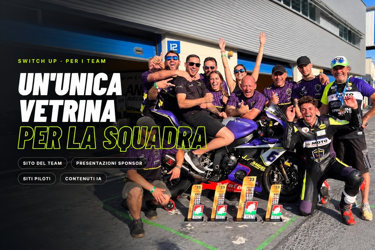 Un team moto festeggia nel box con i trofei del CIV